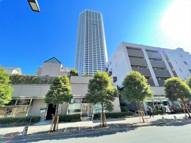 Tomihisa Cross Confort Towerの外観