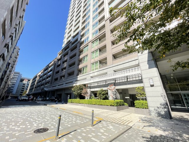 Tomihisa Cross Confort Towerの外観|前面道路