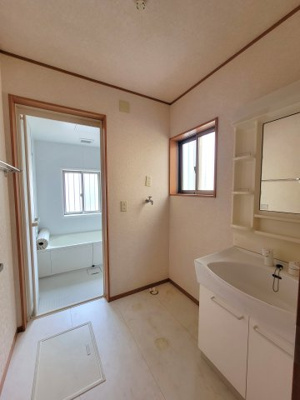【その他】 | さいたま市見沼区　中古戸建 | 独立洗面台、小物を置くことができて便利です