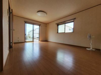 【居間・リビング】 | さいたま市見沼区　中古戸建 | LDK17.5帖