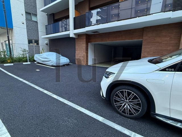 ベルラディエ新横浜の駐車場