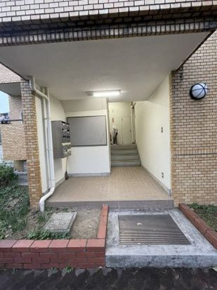 上大岡グリーンハイツB棟のエントランス