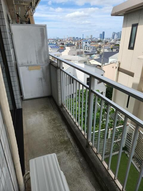 南糧三春台ビルのバルコニー
