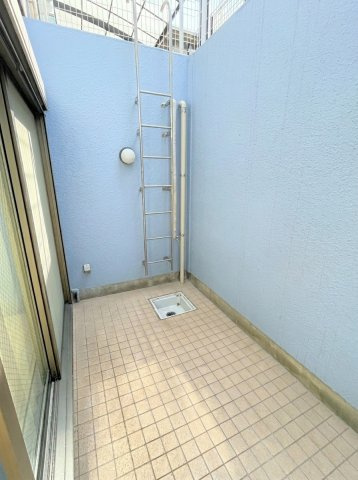 上北沢3丁目戸建のバルコニー|地下室テラス