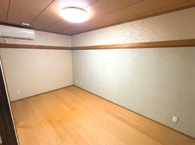 上北沢3丁目戸建の洋室|地下室　エコカラット1面