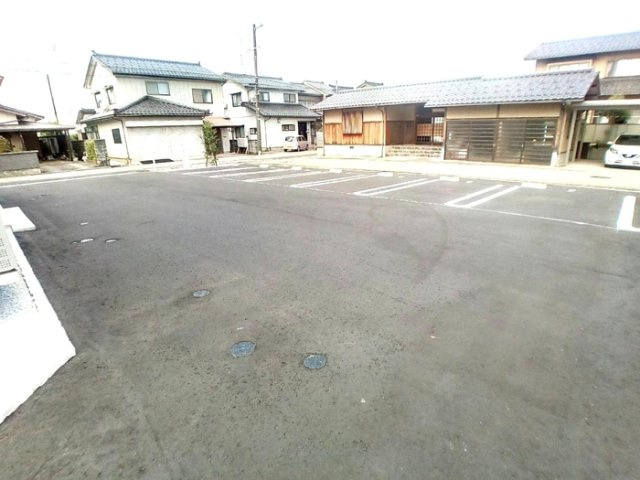 クレスト・ラメールの駐車場