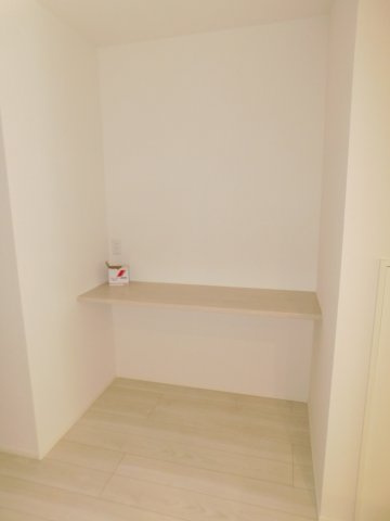 名古屋市熱田区白鳥１丁目の新築一戸建の居間・リビング|◇カウンター◇　　お子様の勉強やワークスペースなどに利用できます♪
