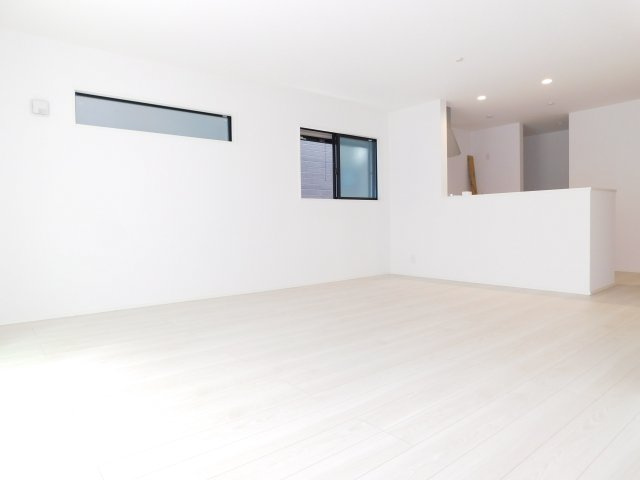 名古屋市熱田区白鳥１丁目の新築一戸建の居間・リビング|◇リビング◇　　明るく広いリビング２３．６帖　床暖房付き！