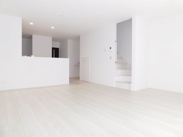 名古屋市熱田区白鳥１丁目の新築一戸建の居間・リビング|◇リビング◇　　明るく広いリビング２３．６帖　家族のコミュニケーションの機会が増えるリビング階段♪