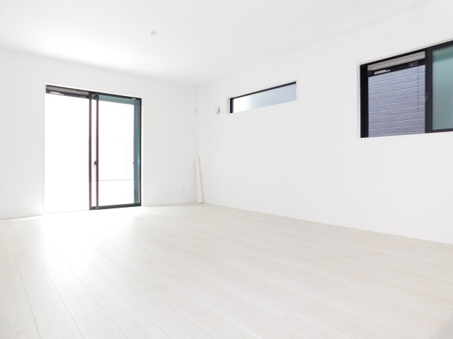 名古屋市熱田区白鳥１丁目の新築一戸建の居間・リビング|◇リビング◇　　明るく広いリビング２３．６帖　白を基調にした開放感のある快適なリビング♪