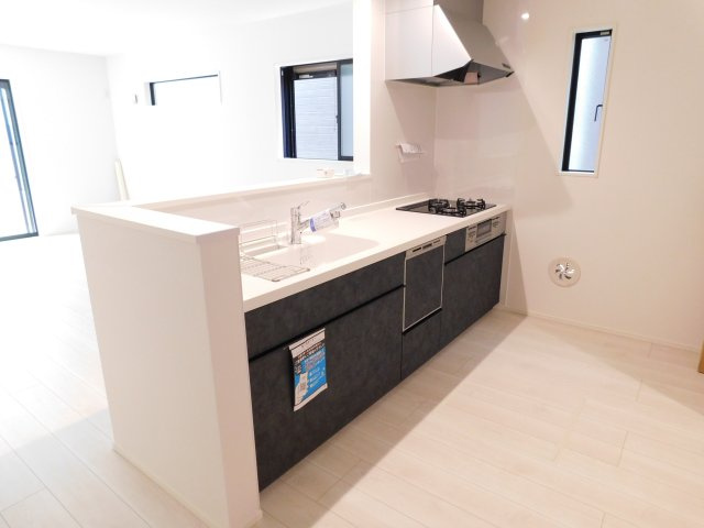 名古屋市熱田区白鳥１丁目の新築一戸建のキッチン|◇キッチン◇　　対面式キッチン・人造大理石カウンター・お手入れらくらくシンク・浄水器一体型水栓・Sｉセンサーコンロ（３口）・食器洗浄乾燥機・ソフトモーションレール・床下収納庫