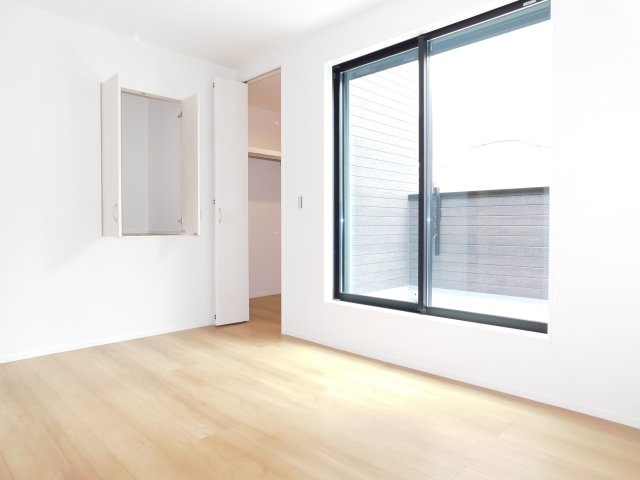 名古屋市熱田区白鳥１丁目の新築一戸建の洋室|◇２階洋室◇　　明るい洋室７．１５帖　ウォークインクローゼット完備♪　バルコニー利付き！