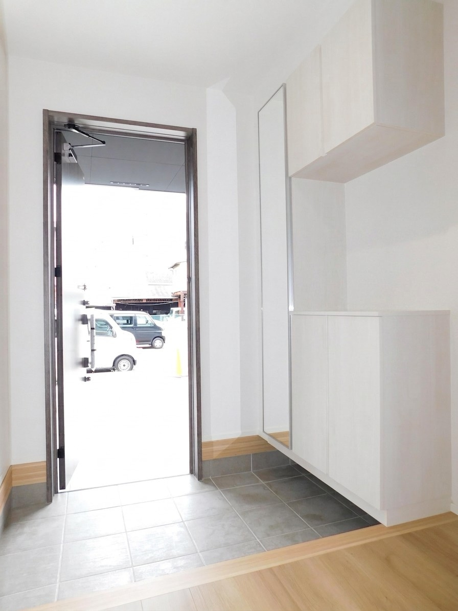 名古屋市熱田区白鳥１丁目の新築一戸建の玄関|◇玄関収納◇　　玄関がスッキリと片付くミラー付き収納完備！　