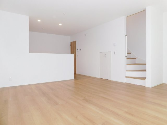 名古屋市熱田区白鳥１丁目の新築一戸建の居間・リビング|◇リビング◇　　明るいリビング１７．９９帖　均等にお部屋を暖める床暖房付き！