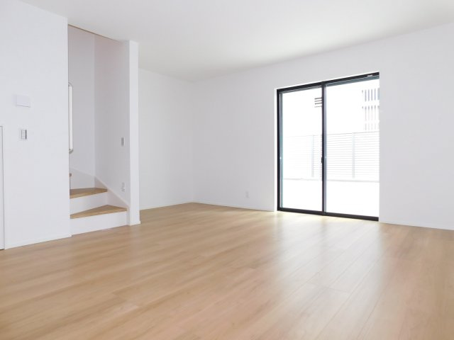 名古屋市熱田区白鳥１丁目の新築一戸建の居間・リビング|◇リビング◇　　明るいリビング１７．９９帖　家族のコミュニケーションの機会が増えるリビング階段♪