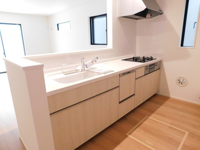 名古屋市熱田区白鳥１丁目の新築一戸建のキッチン|◇キッチン◇　　対面式キッチン・人造大理石カウンター・お手入れらくらくシンク・浄水器一体型水栓・Sｉセンサーコンロ（３口）・食器洗浄乾燥機・ソフトモーションレール・床下収納庫