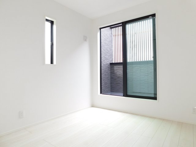 名古屋市熱田区白鳥１丁目の新築一戸建の洋室|◇洋室◇　　明るい洋室５．０７帖　全居室収納完備♪　バルコニー付！
