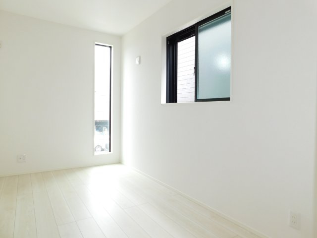 名古屋市熱田区白鳥１丁目の新築一戸建の洋室|◇洋室◇　　明るい洋室５．０７帖　全居室収納完備♪