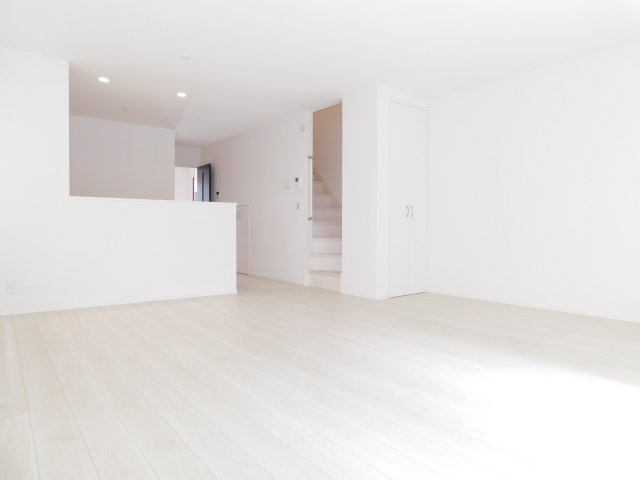 名古屋市熱田区白鳥１丁目の新築一戸建の居間・リビング|◇リビング◇　　明るく広いリビング２３．３５帖　床暖房付き！