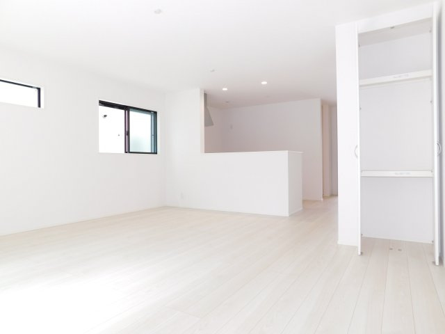 名古屋市熱田区白鳥１丁目の新築一戸建の居間・リビング|◇リビング◇　　明るく広いリビング２３．３５帖　リビング収納２ヶ所完備❕