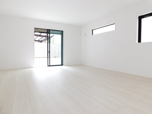 名古屋市熱田区白鳥１丁目の新築一戸建の居間・リビング|◇リビング◇　　明るく広いリビング２３．３５帖　白を基調にした解放感のある快適なリビング♪