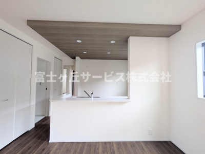 【キッチン】 | 浜松市浜名区尾野 新築一戸建て 2号棟 | 前から見たキッチンです
