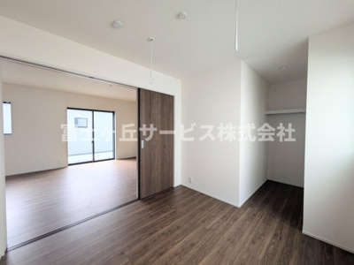 【洋室】 | 浜松市浜名区尾野 新築一戸建て 2号棟 | リビング横の洋室です