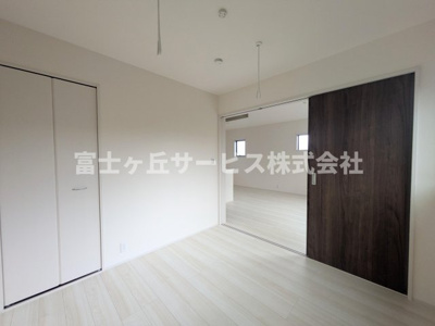 【洋室】 | 浜松市浜名区尾野 新築一戸建て 3号棟 | リビング横の洋室です