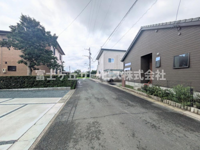 【前面道路含む現地写真】 | 浜松市浜名区尾野 新築一戸建て 3号棟 | 前面道路です