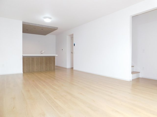 名古屋市瑞穂区雁道町２丁目の新築一戸建の居間・リビング|◇リビング◇　　広いて明るいリビング１８．７帖　折下天井のオシャレなフラットキッチン♪　