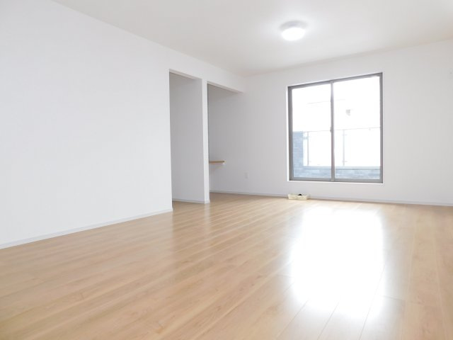 名古屋市瑞穂区雁道町２丁目の新築一戸建の居間・リビング|◇リビング◇　　広いリビング１８．７帖　家族が自然に集まる広さ♪　がスタディーカウンター付き♪