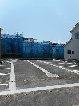 プラシードの駐車場