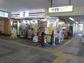 セブン-イレブン 京急ＳＴ富岡店まで350m