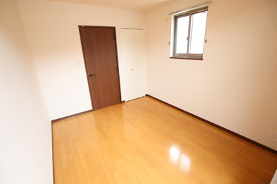 【洋室5.5帖】　2面採光・クローゼット付きのお部屋です★
