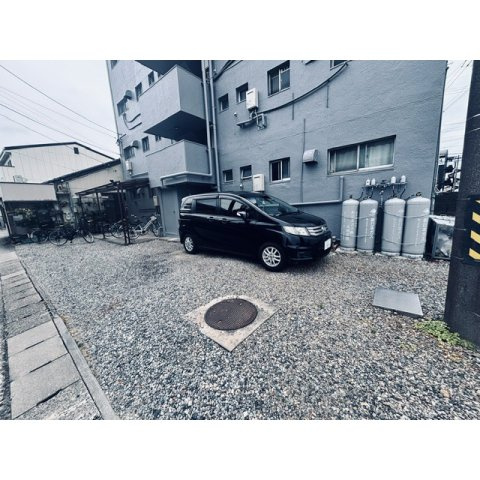 岐阜市鏡島精華１丁目のアパートの駐車場