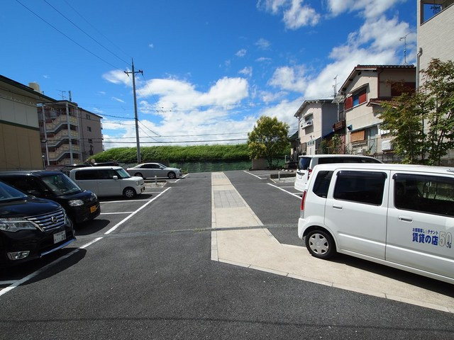 アルティ逢坂Ｃの駐車場