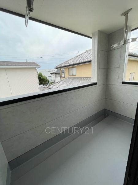 前橋市青柳町の新築一戸建のバルコニー|天井付きバルコニーは急な雨にも安心。
干した洗濯物や布団が外壁に干渉しづらい、天井吊り下げ式の物干し金具付き。