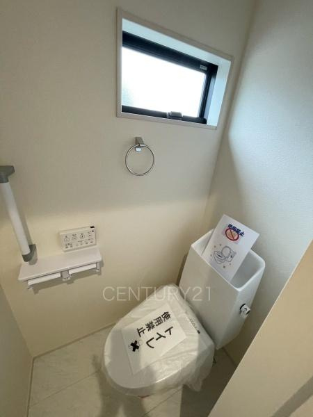 前橋市青柳町の新築一戸建のトイレ|２階トイレです。
温水シャワー洗浄機能付き。
手摺り付きです。