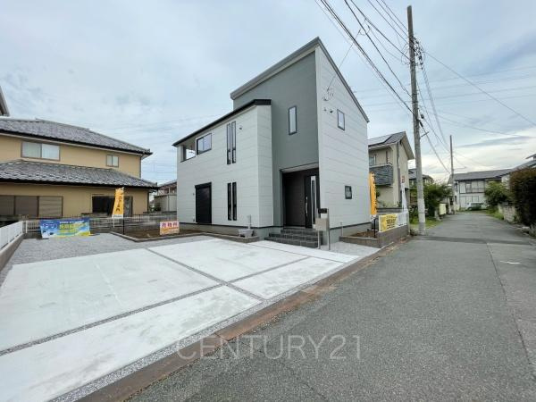 前橋市青柳町の新築一戸建の前面道路含む現地写真|並列駐車可能な駐車場