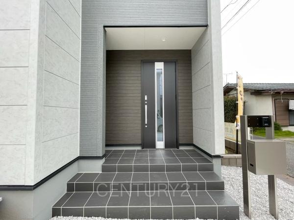 前橋市青柳町の新築一戸建の玄関|スマートキー付きの玄関。
鍵を探すことなくドアの開閉が可能です。
郵便物を守る鍵付きポストです。
インターホンは録画機能付きで防犯面に優れます。