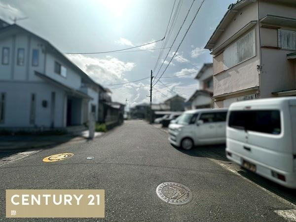 岩出市水栖　中古戸建の前面道路含む現地写真