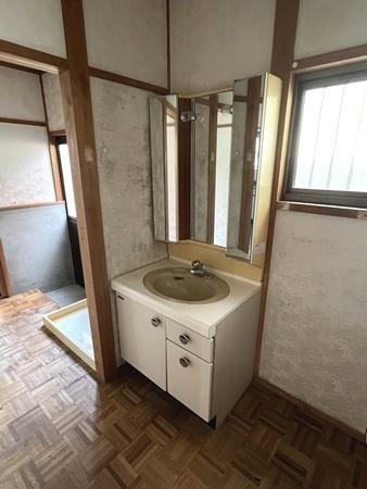 生駒郡斑鳩町龍田北１丁目　一戸建の独立洗面台|■現地撮影写真■