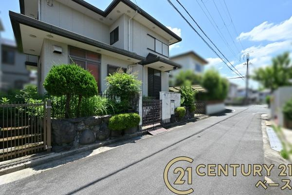 北葛城郡河合町泉台２丁目　一戸建の前面道路含む現地写真|■現地撮影写真■前面道路は４.２ｍ！落ち着いた雰囲気の住宅地です！