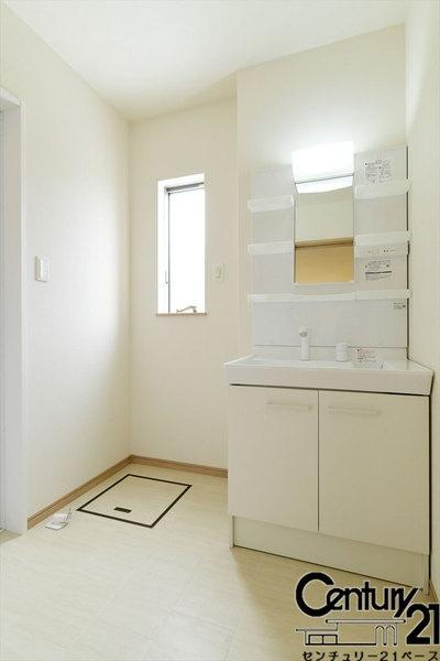 柏原市田辺１丁目 ／新築一戸建の内観：施工例|■収納豊富な広々とした洗面スペースです！■