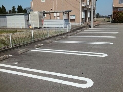 ファンタジーアＡの駐車場|車をお持ちの方に嬉しい駐車場付きの物件です