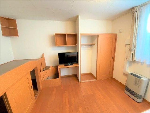 レオパレスシェソワの居間・リビング|居室：１Fはフローリング　2Fは絨毯