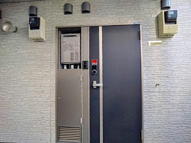 クレイノラメールエムズの玄関