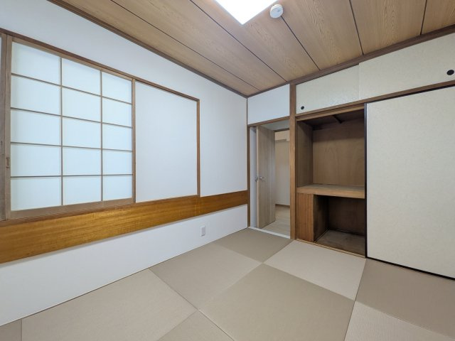 成増ビューハイツの和室|和室には収納スペースがあります。