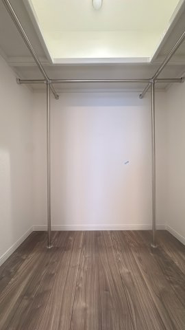 【収納】 | シーサイドももちヴェルデコート　5番館☆仲介手数料無料☆ | 2箇所に設けられたウォークインクローゼットは使い勝手の良い引き戸仕様。出入りもスムーズで、荷物の出し入れもしやすい収納空間です。