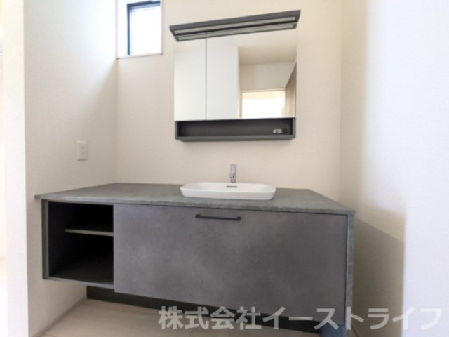【新築戸建】　いわき市錦町江栗1丁目第2　長期優良住宅　全1棟の独立洗面台|同社施工写真　収納スペースが豊富で、鏡の周りには棚もあるため、洗顔用品や歯ブラシ、うがい用のコップ、整髪料、スキンケア用品、化粧品などを置いて整理することができます。